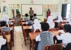 Kapolsek Beber Pimpin Kegiatan “Police Goes To School” untuk Ciptakan Rasa Aman di SMPN 1 Beber