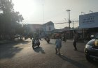 Cegah kemacetan, laka lantas, dan tawuran pelajar, Polsek Lemahabang atur lalu lintas di pertigaan cipeujeuh pagi hari.