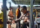Polri peduli anggota Polsek Gebang Polresta Cirebon Berbagai Nasi kotak kepada warga di Desa Gebang Kulon Kec Gebang
