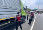 Polsek Pabuaran Bersama Sat Lantas dan Sat Samapta Polresta Cirebon Tertibkan Parkir Liar di Sekitar Gate Tol Ciledug