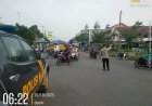 Cegah kemacetan, laka lantas, dan tawuran pelajar, Polsek Lemahabang atur lalu lintas di pertigaan cipeujeuh pagi hari.