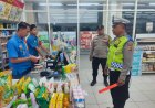 Anggota Polsek Arjawinangun Patroli Dialogis bersama Karyawan Minimarket sampaikan pesan Kamtibmas 