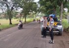 Cegah laka lalin serta tawuran pelajar Polsek Lemahabang atur lalu lintas pada jam pulang sekolah.