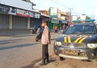 Antisipasi terjadinya kemacetan, laka lantas dan tawuran pelajar, Polsek Lemahabang atur lalu lintas di perlintasan kereta api Desa Cipeujeuh Wetan.