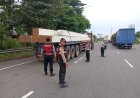 Polresta Cirebon Tertibkan Parkir Liar Truk dan Pedagang Kaki Lima di Sekitar Gerbang Tol