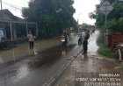 Personel Polsek Pabedilan Sigap Atur Lalu Lintas di Tengah Genangan Air