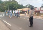 Polsek Beber Lakukan Pengaturan Lalu Lintas Pagi Hari di Depan SMAN 1 Beber, Berikan Kelancaran di Jalan