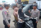 Polsek Arjawinangun Berikan Teguran Simpatik kepada Pengendara Tidak Berhelm dalam Operasi Zebra Lodaya 2025