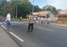 Anggota Polsek Beber Sigap Lakukan Pengaturan Lalu Lintas di Depan SMAN 1 dan SMPN 1 Beber. 