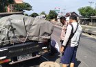 Polsek Gebang Polresta Cirebon Bantu Pengendara Pecah Ban Pantura