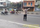 Kapolsek Klangenan Polresta Cirebon Pimpin Pengaturan Lalu lintas di Jalan Raya Klangenan - Jamblang