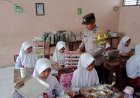 Bhabinkamtibmas Desa Tegalgubug Polsek Arjawinangun monitor kegiatan Pendistribusian Makan bergizi Gratis (MBG) di sekolah Desa Binannya.