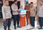 Kapolsek Klangenan Polresta Cirebon Berikan Bantuan Sembako dan Dukungan Moril Kepada Warga Kreyo Yang Rumahnya Tersambar Petir