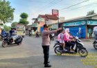 Anggota SPKT III Polsek Babakan Memberikan Pelayanan Kepada Masyarakat pengguna jalan Raya dengan melaksanakan PH Pagi di Perempatan MTSN 1 BABAKAN Termasuk Desa Babakan Kab Cirebon