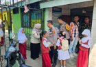 Untuk mendekatkan diri dan memperkenalkan Profesi Kepolisian kepada anak sekolah dasar, Kapolsek Weru, Kompol Sudarman bersama Bhabinnya kunjungi SDN 1 Setu Kulon di Desa Setu Kulon Kec Weru Cirebon.