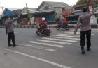 Pengaturan Lalu Lintas Pagi, Personel Polsek Depok Berikan Pelayanan Prima Kepada Masyaralaat.