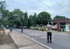 Polsek Beber Lakukan Pengaturan Lalu Lintas Pagi di Depan SMPN 1 dan SMAN 1 Beber