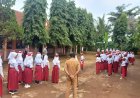 Bhabinkamtibmas Desa Kertawangun Sebagai Pembina Upacara di SDN 1 Kertawangun