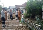 ‎Kapolsek Gempol Kompol Rynaldi Nurwan., S.H., M.H didampingi Bhabinkamtibmas Desa Winong Bripka Andri Riyanto laksanakan monitoring paska terjadinya luapan air sungai di Blok Gedugan Desa Winong Kecamatan Gempol Kabupaten Cirebon.