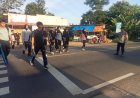 Anggota Polsek Beber Melakukan Pengaturan Lalu Lintas Pagi di Depan SMAN 1 Beber, Masyarakat Merasa Aman dan Nyaman