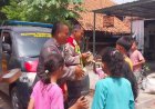 Polri Peduli, Polsek Gebang Polresta Cirebon Bagikan Nasi Kotak kepada Warga Desa Gebang Kulon