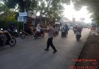 Polsek Pabedilan Hadir di Jam Rawan Pagi, Personel Lakukan Pengaturan Lalu Lintas di Depan SMPN 2 Pabedilan