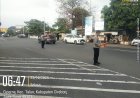 Personel Pos Pam Ciperna Laksanakan Pengaturan Lalu Lintas Pagi di Pertigaan Tol Ciperna Timur dalam Rangka Ops Lilin Lodaya 2025