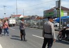 Ciptakan jalur aman lancar Anggota Pos Pam Jungjang pengaturan Arus Lalin di depan pasar sandang Tegalgubug