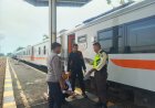 Giat rutin Personil Polsek Babakan Polresta Cirebon Laksanakan Giat Monitoring serta Pengamanan Angkutan Umum Nataru 2025/2026 di Stasiun Kereta Api Babakan
