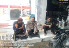 Menjelang tahun baru Bhabin Kamtibmas sambang masyarakat yang sedang nongkrong sampaikan pesan Kamtibmas guna cipkon tetap terjaga dengan baik.