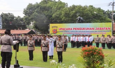 Kapolresta Cirebon Pimpin Upacara Pengukuhan Jabatan Kasat dan Kapolsek Panguragan serta Pemberian Penghargaan ke Anggota Berprestasi