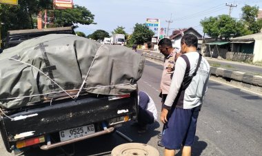 Polsek Gebang Polresta Cirebon Bantu Pengendara Pecah Ban Pantura