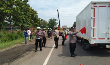 Anggota polsek Asjap laksanakan pengamanan pemasangan barier sepanjang akses tol Kanci