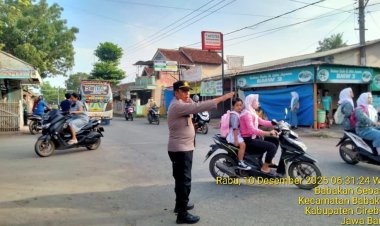 Anggota SPKT III Polsek Babakan Memberikan Pelayanan Kepada Masyarakat pengguna jalan Raya dengan melaksanakan PH Pagi di Perempatan MTSN 1 BABAKAN Termasuk Desa Babakan Kab Cirebon