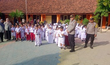 Panit Binmas Polsek Arjawinangun Polresta Cirebon Binluh kepada  pelajar SD.