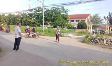 Dalam Rangka Pelayanan Kepada Masyarakat, Polsek Kaliwedi Laksanakan Giat Rutin PH Pagi Di Depan  SMPN 1 Kaliwedi Kec.Kaliwedi Kab. Cirebon