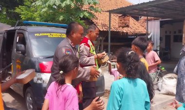 Polri Peduli, Polsek Gebang Polresta Cirebon Bagikan Nasi Kotak kepada Warga Desa Gebang Kulon