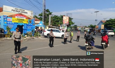 Antisipasi Lonjakan Menjelang Libur Natal 2025 dan menjelang tahun baru 2026, Anggota Pos Pam Polsek Losari Melaksanakan Pengaturan Lalu Lintas