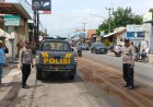 Respon Cepat Polsek Pabuaran Polresta Cirebon Cegah Laka Lantas akibat Tumpahan Oli di Jalan Letjen S. Parman