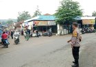 Polsek Sedong melaksanakan Giat Rutin PH pengaturan lalu lintas di pertigaan pasar Sedong.