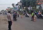 Cegah kemacetan, laka lantas dan tawuran pelajar, Personil Polsek Lemahabang atur lalu lintas di depan SMP N 1 Lemahabang.
