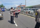 Anggota Polsek Arjawinangun Laksanakan Pengaturan Lalu Lintas di Pasar Sandang Tegalgubug