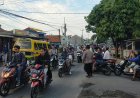 Antisipasi Kepadatan, Personel Polsek Pabedilan Siaga Laksanakan Pengaturan Lalu Lintas di Pertigaan Sidaresmi