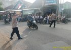 Polsek Sedong melaksanakan Giat Rutin PH pengaturan lalu lintas di pertigaan pasar Sedong.