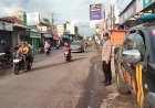 Cegah kemacetan, laka lantas dan tawuran pelajar, Polsek Lemahabang atur lalu lintas di perlintasan kereta api Desa Cipeujeuh Wetan.