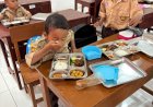 Bhabinkamtibmas Desa Gempol Bripka Suhono Andri bersama Babinsa Serma I Gede Astika lakukan monitoring penyaluran Makan Bergizi Gratis (MBG) Desa Gempol untuk anak Sekolah tingkat Paud , RA, SDN , SMP dan SMA/MA wilayah Hukum Polsek Gempol - Polresta Cirebon.