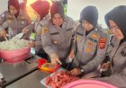 Aksi Humanis Polwan Polda Jabar, di Dapur Lapangan Bantu Pengungsi Banjir Karawang