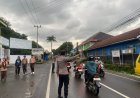 Personil Polsek Dukupuntang Polresta Cirebon Intensifkan Pengaturan Arus Lalu Lintas Pagi Hari