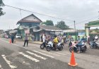 Polsek Karangsembung Laksanakan Pengaturan Lalu Lintas Pagi di Jalan Raya Karangwareng, Wujud Kepedulian Polri terhadap Keselamatan Masyarakat