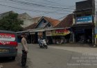 Polresta Cirebon : Ciptakan Kelancaran dan Keselamatan, Polsek Sedong Laksanakan Pengaturan Lalu Lintas Pagi di Pertigaan Pasar Sedong